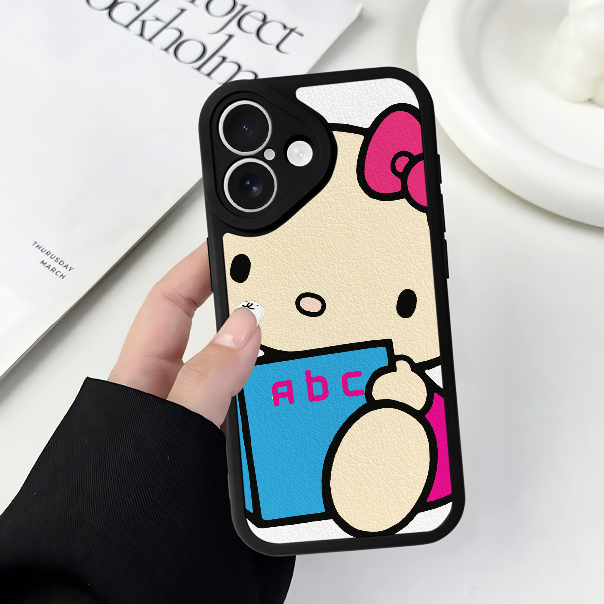 （画像用） Hello Kitty ハローキティ 【iPhone 16シリーズ対応】シリコンスマホケース（レザー調） 材質：シリコン